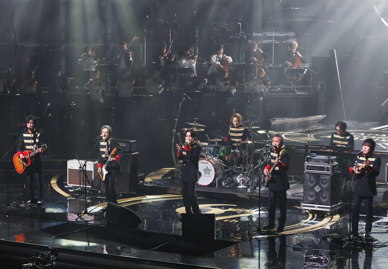 「亀の恩返し」を披露するRockon Social Clud＋亀梨和也（撮影・増田悦実）