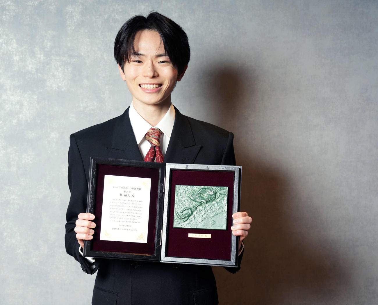 新人賞を受賞し笑顔を見せる林裕太（撮影・たえ見朱実）