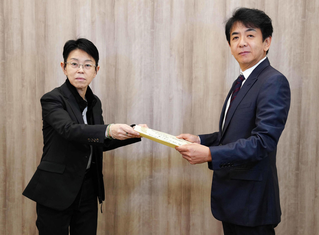 外国作品賞を受賞し、日刊スポーツ文化社会部村上久美子部長（左）から賞状受け取るキノフィルムズの木下直哉代表取締役社長