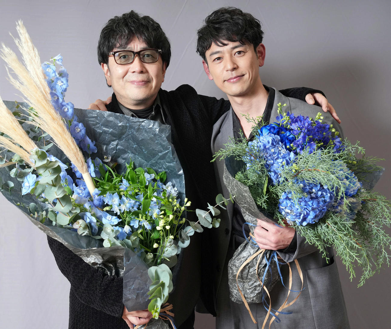 石原裕次郎賞を受賞し記念撮影に納まる、大友啓史監督（左）と妻夫木聡（撮影・たえ見朱実）