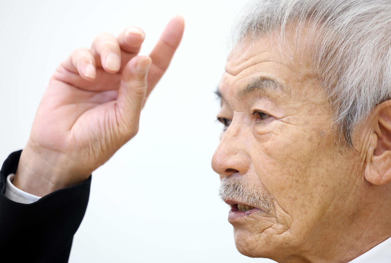 助演男優賞を受賞した田中泯は手振りで思いを語る（2025年12月撮影）