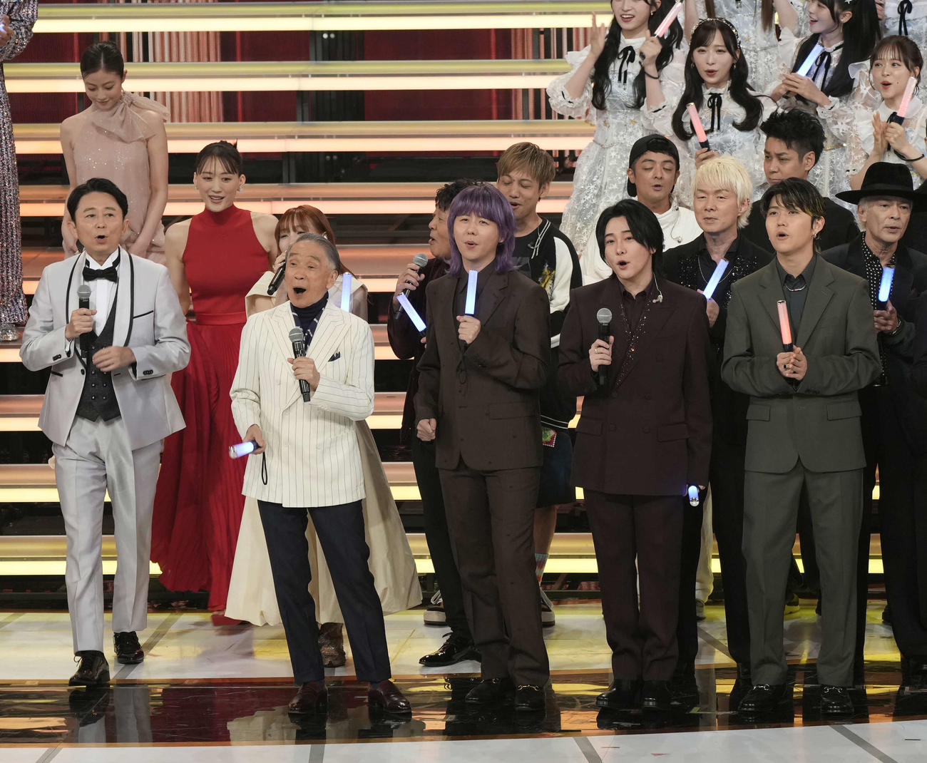 オープニングに登場するMrs．GREEN APPLE（右）（撮影・小島史椰）