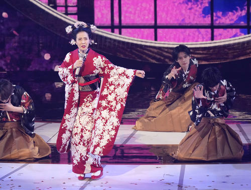 「夜桜お七」を熱唱する坂本冬美（撮影・小島史椰）