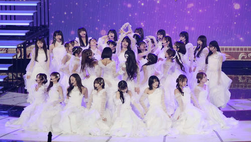 パフォーマンスする乃木坂46（撮影・小島史椰）