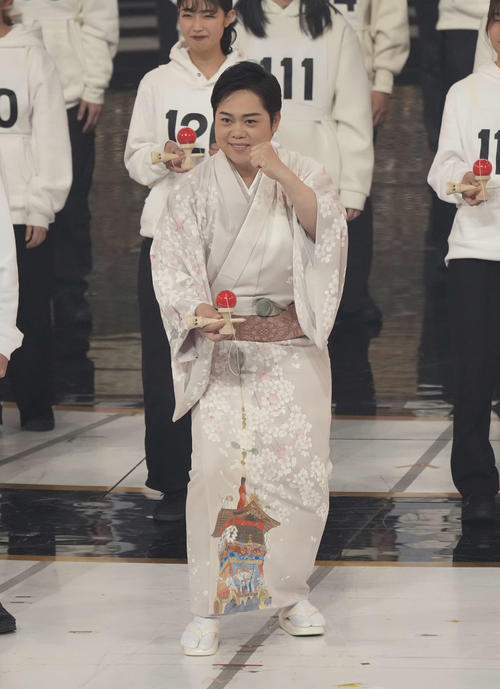 パフォーマンスする三山ひろし（撮影・小島史椰）