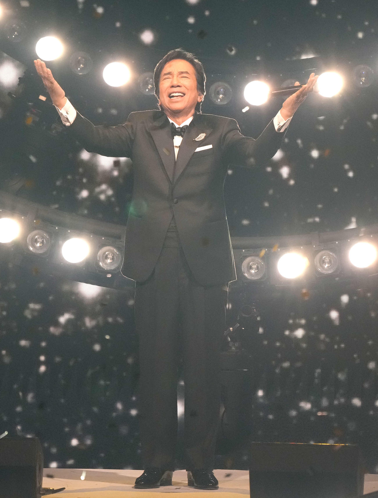 熱唱する布施明（撮影・小島史椰）