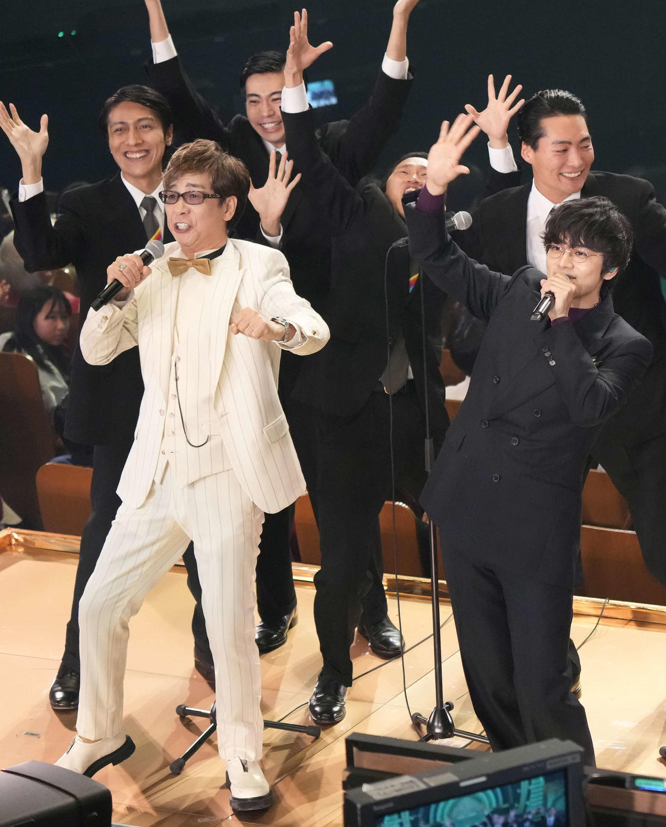 「あんぱん」スペシャルステージでパフォーマンスする山寺宏一(左)と北村匠海（撮影・小島史椰）