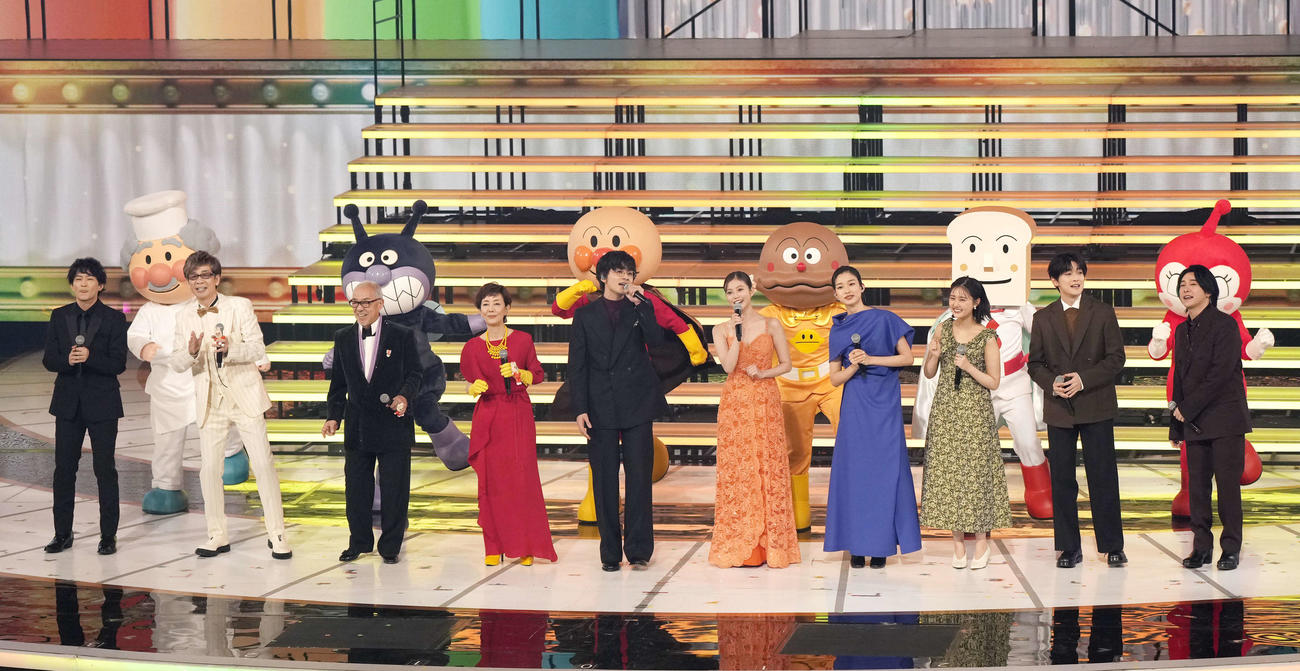 あんぱん」スペシャルステージでパフォーマンスする北村匠海（中央）ら（撮影・小島史椰）