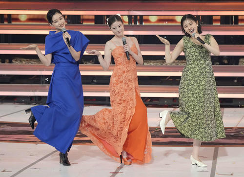 「あんぱん」スペシャルステージでパフォーマンスする、左から河合優実、今田美桜、原菜乃華（撮影・小島史椰）