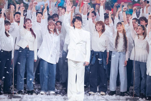 声援に応える福山雅治
