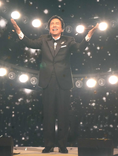 熱唱する布施明（撮影・小島史椰）