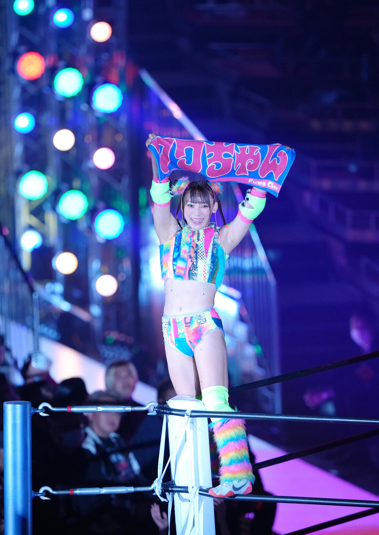 フワちゃん再デビュー戦　リングに登場し、タオルを掲げるフワちゃん（2025年12月29日撮影）