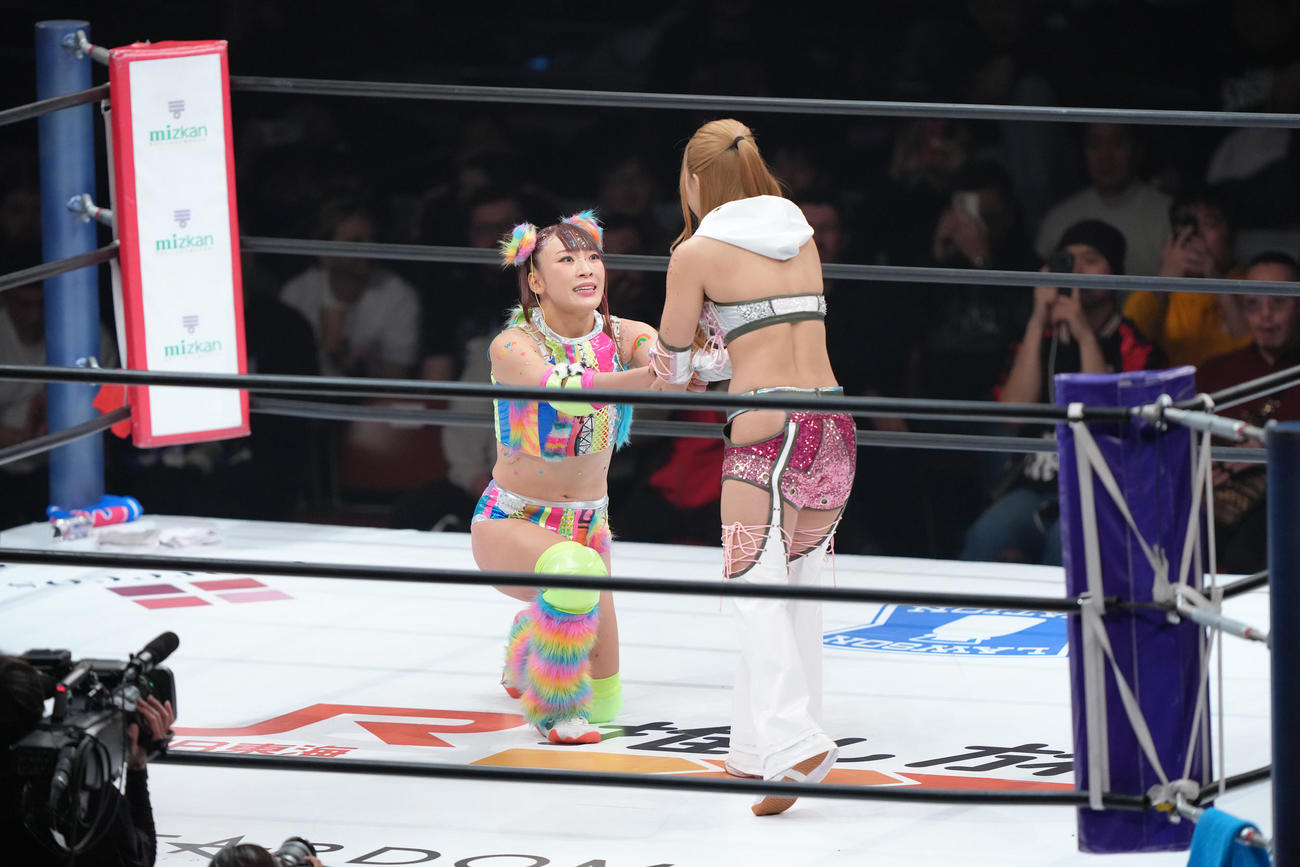 フワちゃん再デビュー戦　リング上で握手を交わすフワちゃん（左）と葉月（2025年12月29日撮影）
