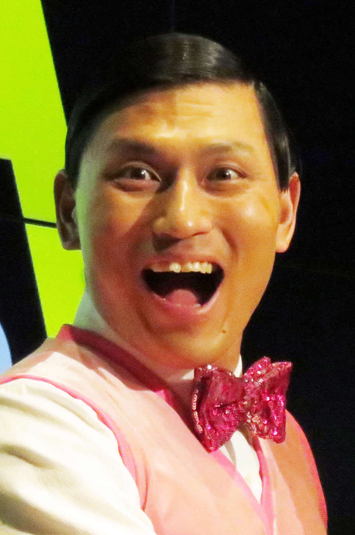 春日俊彰（2016年撮影）