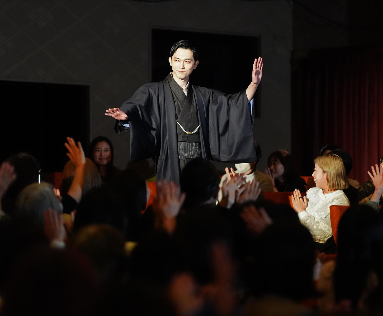 映画「国宝」歌舞伎座大みそか特別上映会で花道を通って舞台に進む吉沢亮（撮影・清水貴仁）