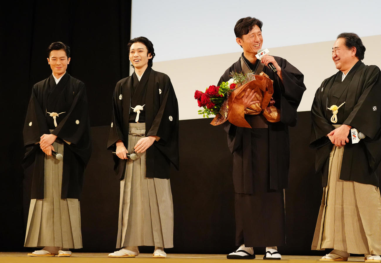 映画「国宝」歌舞伎座大みそか特別上映会のサプライズで市川團子（左）、市川染五郎（左から2人目）から李相日監督同3人目へ花束が贈呈される、右は中村鴈治郎（撮影・清水貴仁）