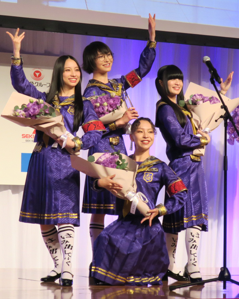 「第54回ベストドレッサー賞発表・授賞式」に登場した新しい学校のリーダーズ（25年11月）