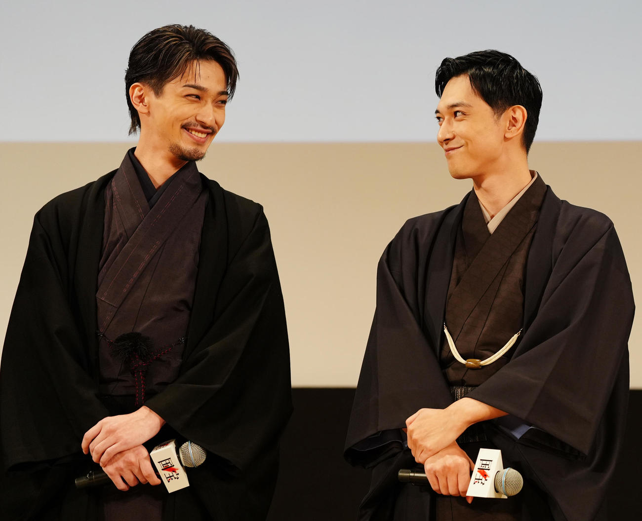映画「国宝」歌舞伎座大みそか特別上映会で舞台に上がる吉沢亮（右）と横浜流星（撮影・清水貴仁）
