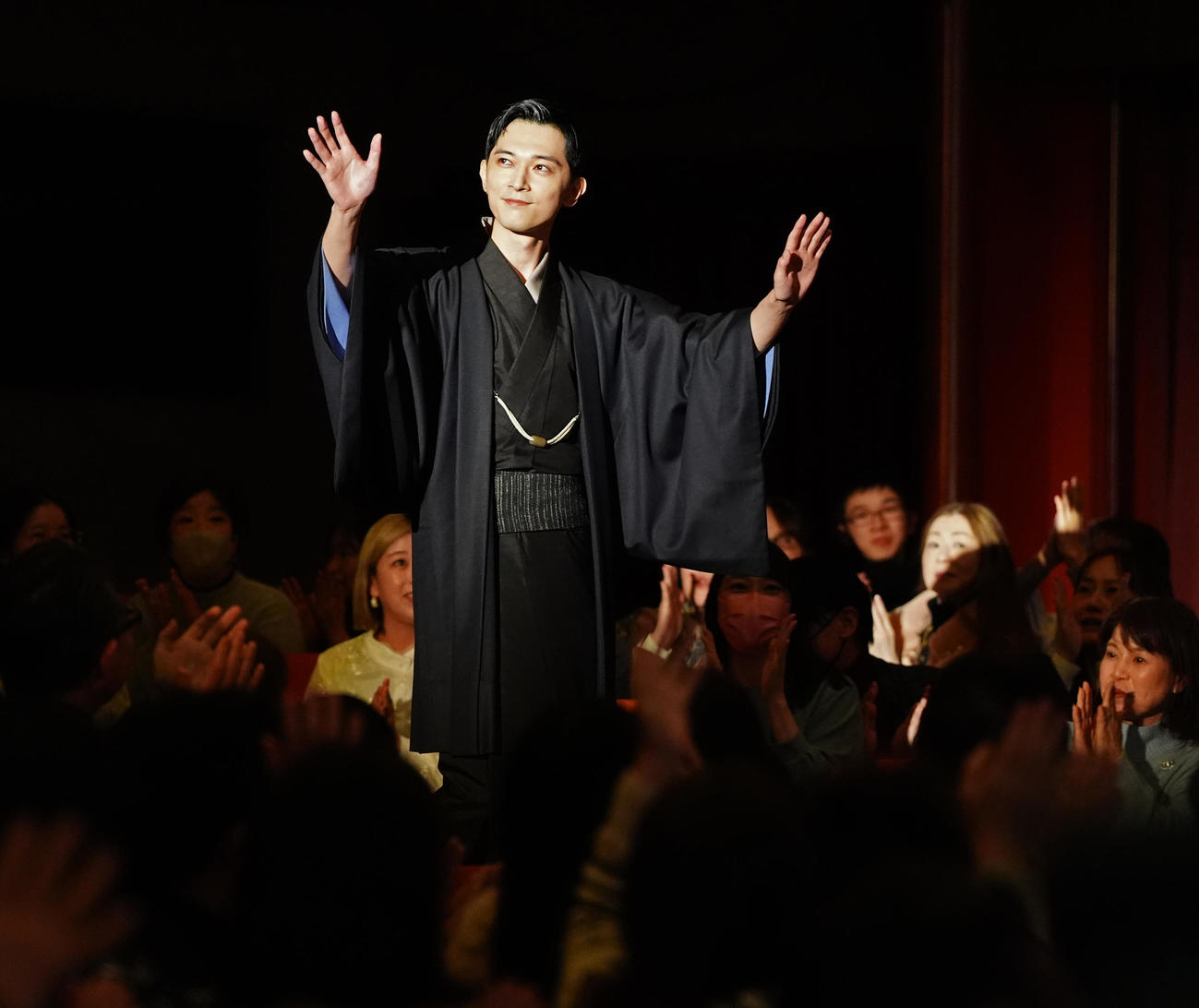映画「国宝」歌舞伎座大みそか特別上映会で花道を通って舞台に進む吉沢亮（撮影・清水貴仁）