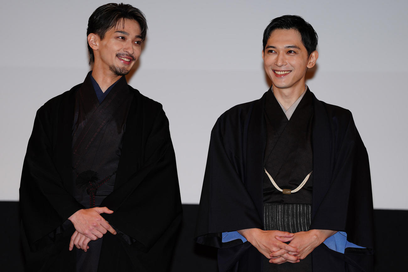 映画「国宝」歌舞伎座大みそか特別上映会で舞台に上がる吉沢亮（右）と横浜流星（撮影・清水貴仁）