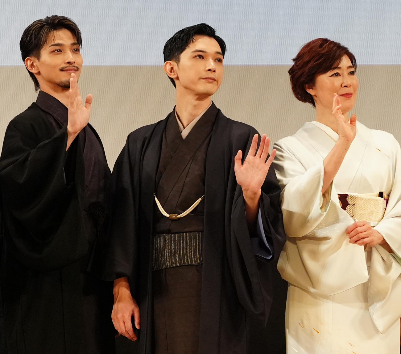 映画「国宝」歌舞伎座大みそか特別上映会で舞台あいさつを行う左から横浜流星、吉沢亮、寺島しのぶ（撮影・清水貴仁）