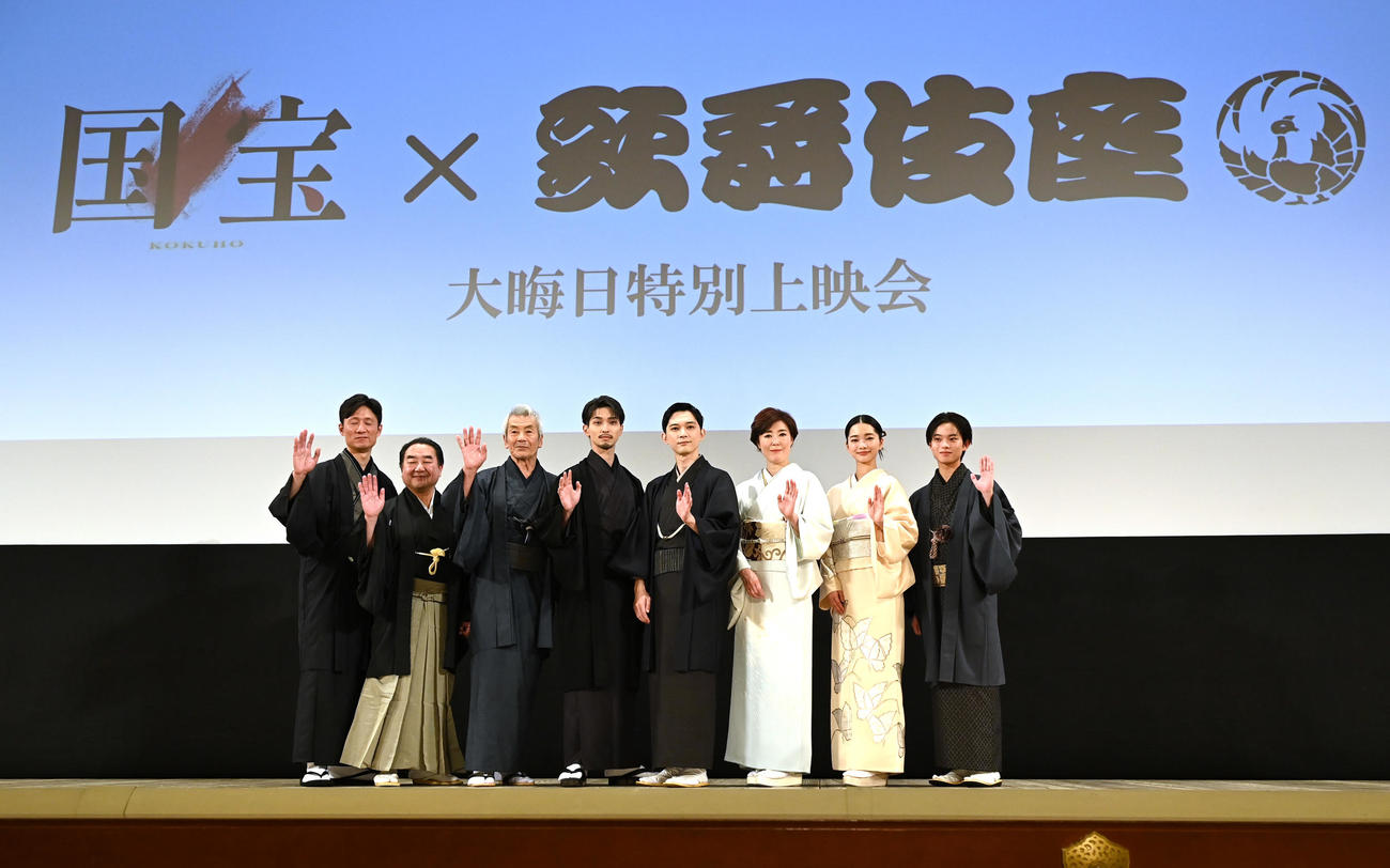 映画「国宝」歌舞伎座大みそか特別上映会で舞台あいさつを行う左から李相日監督、中村鴈治郎、田中泯、横浜流星、吉沢亮、寺島しのぶ、見上愛、黒川想矢（撮影・清水貴仁）