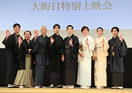 国宝」が歌舞伎座で異例の大晦日特別上映会 吉沢亮は和装で花道を歩き