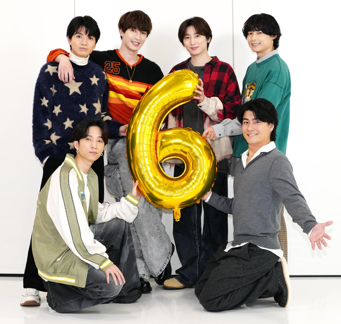 2026年にデビュー6周年を迎えるSixTONES。左下から時計回りに田中樹、髙地優吾、ジェシー、京本大我、松村北斗、森本慎太郎（撮影・江口和貴）