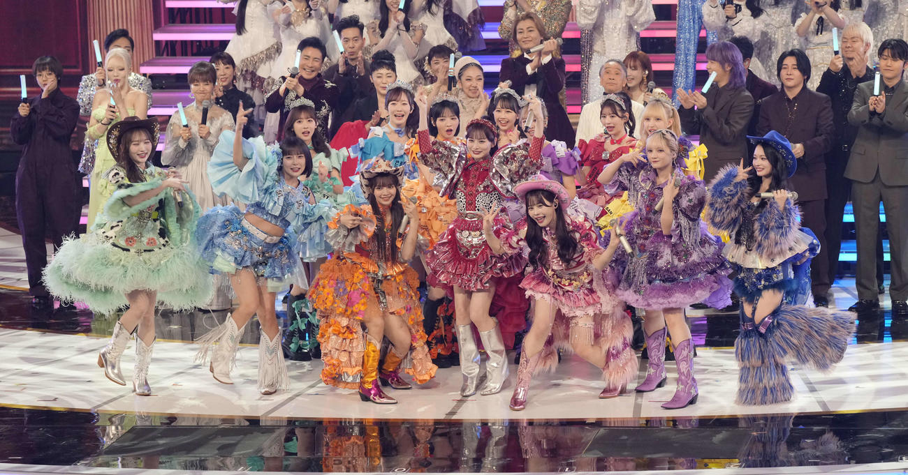 「倍倍FIGHT！」を熱唱するCANDY TUNE（撮影・小島史椰）