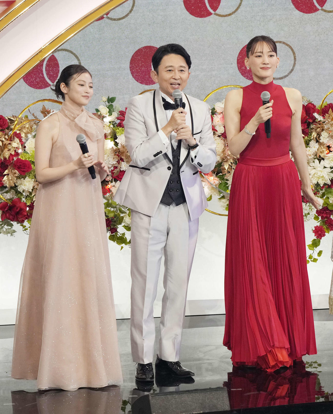 司会を務める、左から今田美桜、有吉弘行、綾瀬はるか（撮影・小島史椰）