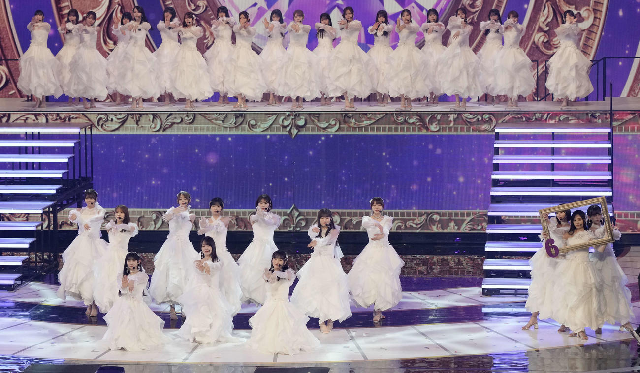 パフォーマンスする乃木坂46（撮影・小島史椰）