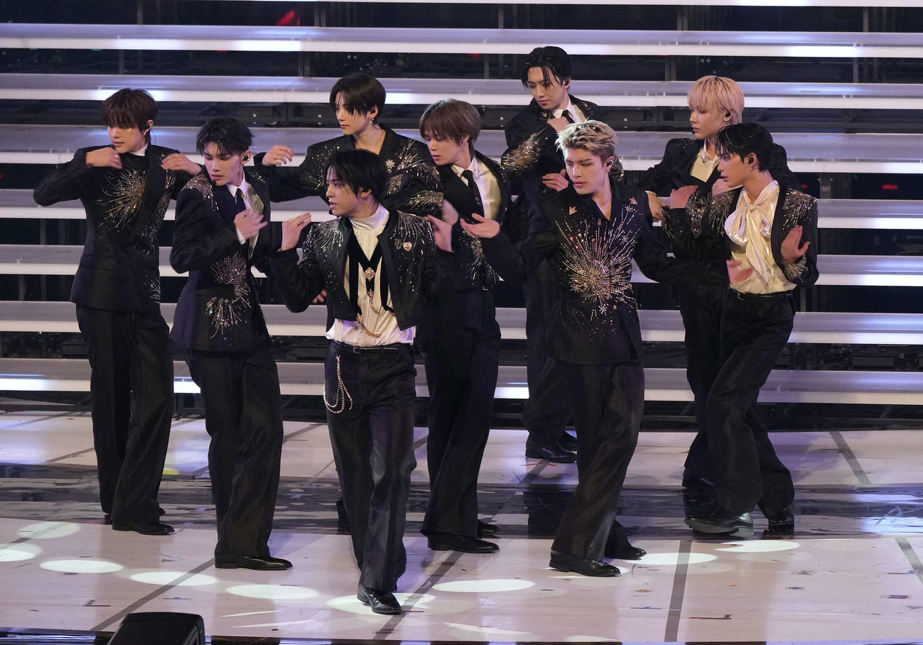 「FIREWORK」を熱唱する＆TEAM（撮影・小島史椰）