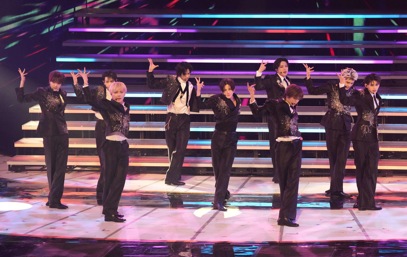 「FIREWORK」を熱唱する＆TEAM（撮影・小島史椰）
