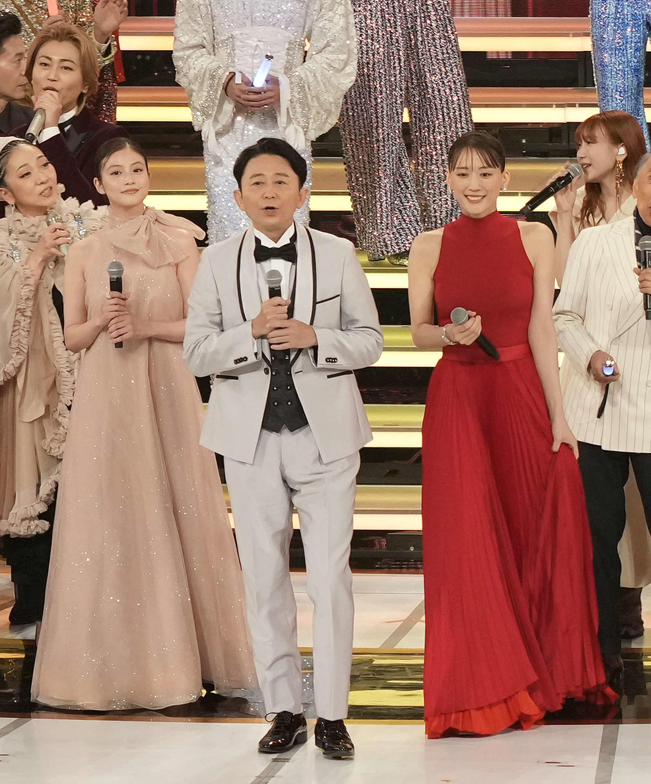 司会を務める、左2人目から今田美桜、有吉弘行、綾瀬はるか（撮影・小島史椰）