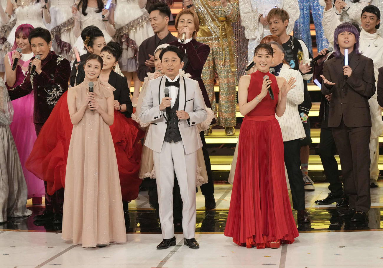 司会を務める、手前左から今田美桜、有吉弘行、綾瀬はるか（撮影・小島史椰）