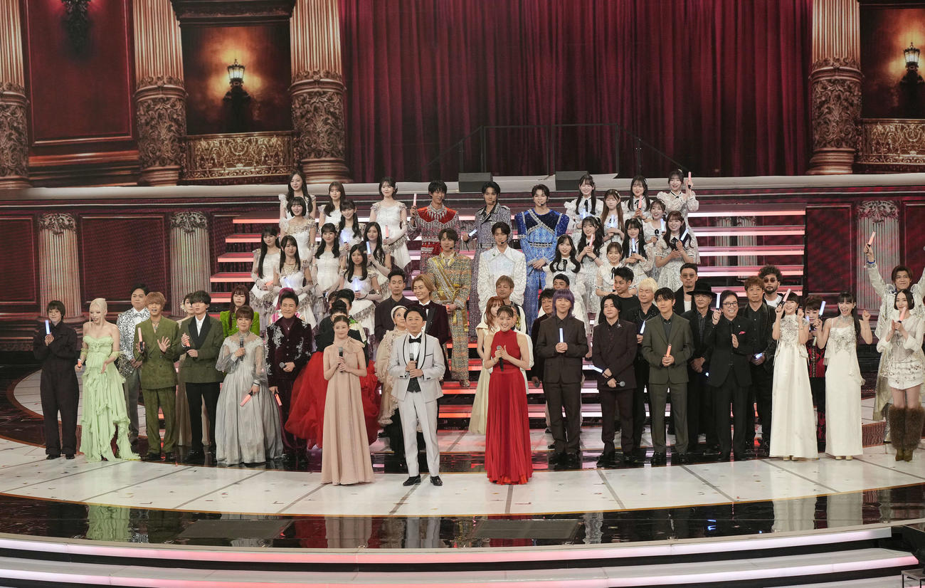 オープニングに登場する出演者たち（撮影・小島史椰）