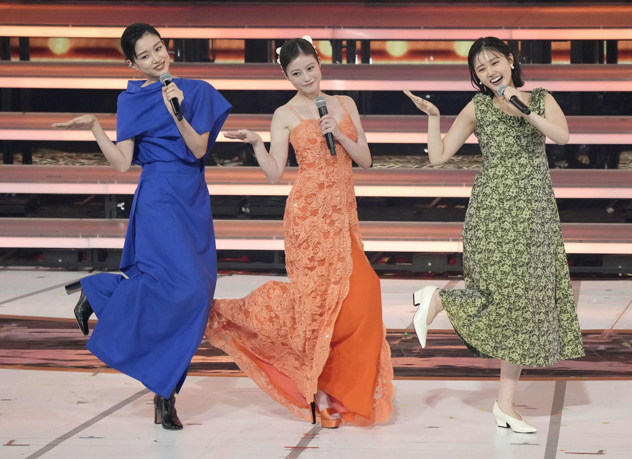 「あんぱん」スペシャルステージでパフォーマンスする、左から河合優実、今田美桜、原菜乃華（撮影・小島史椰）