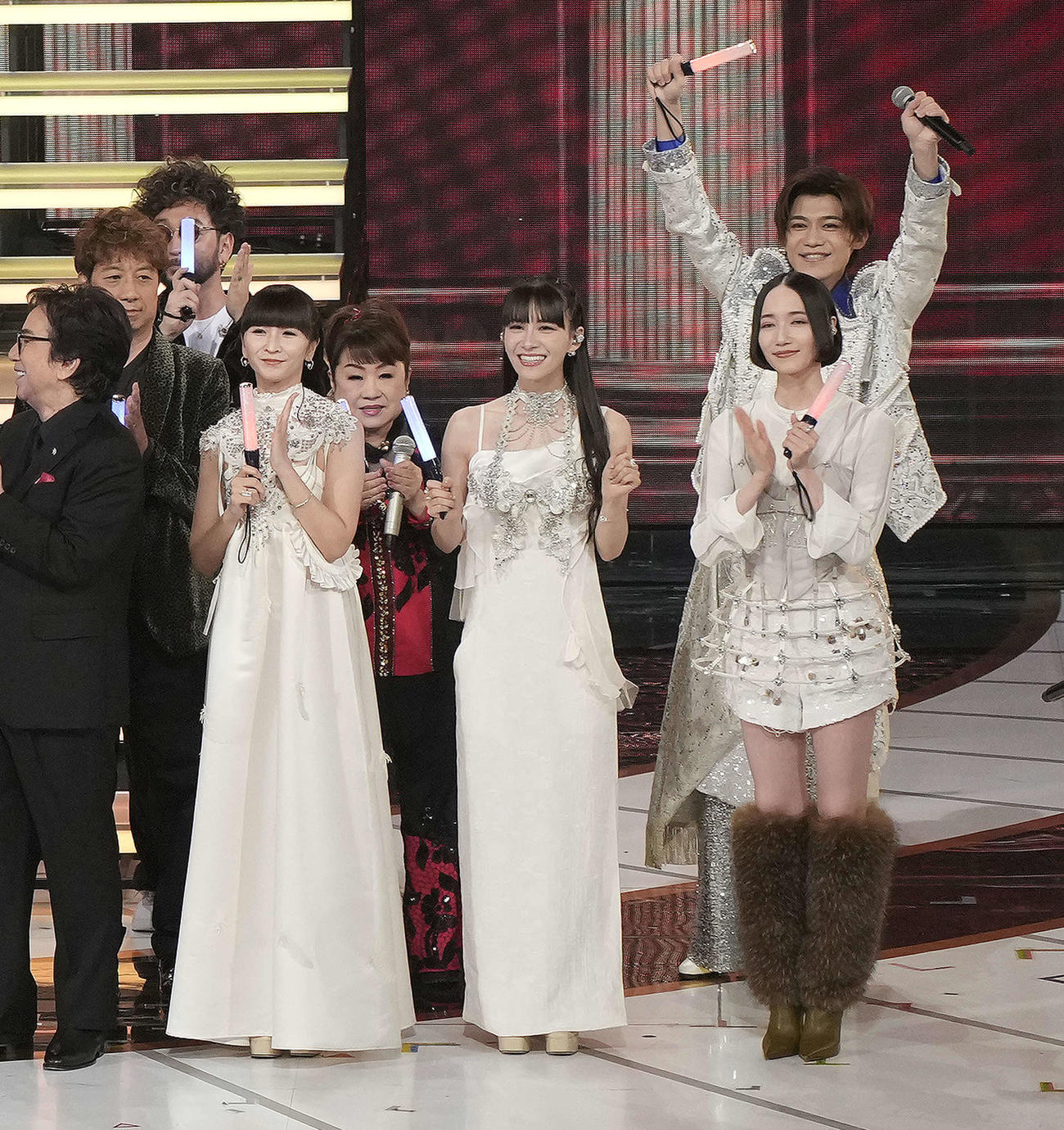 オープニングに登場するPerfume（中央）（撮影・小島史椰）