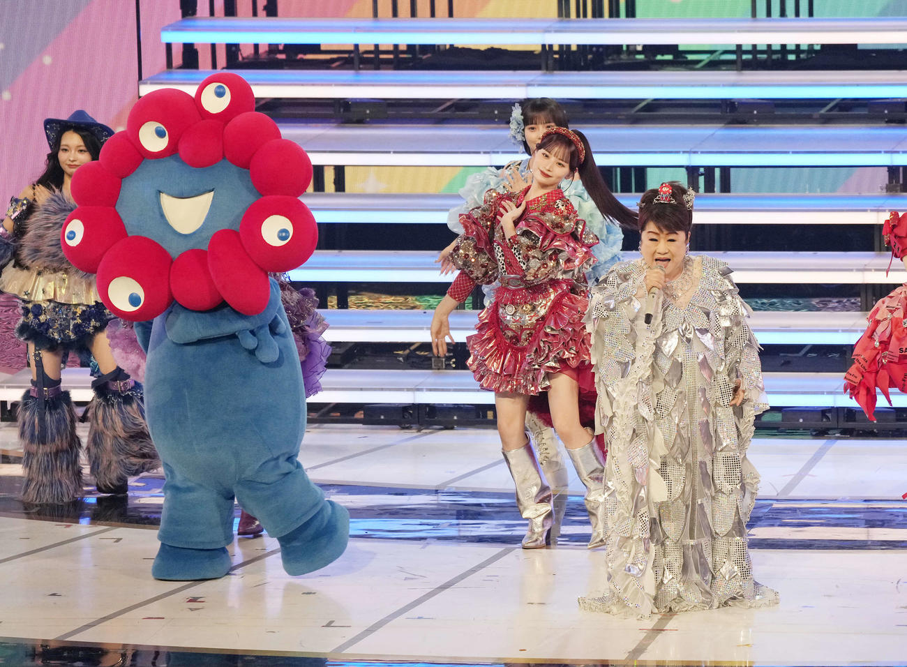「あんたの道～ミャクミャクダンスSP～」を熱唱する天童よしみ（右）（撮影・小島史椰）
