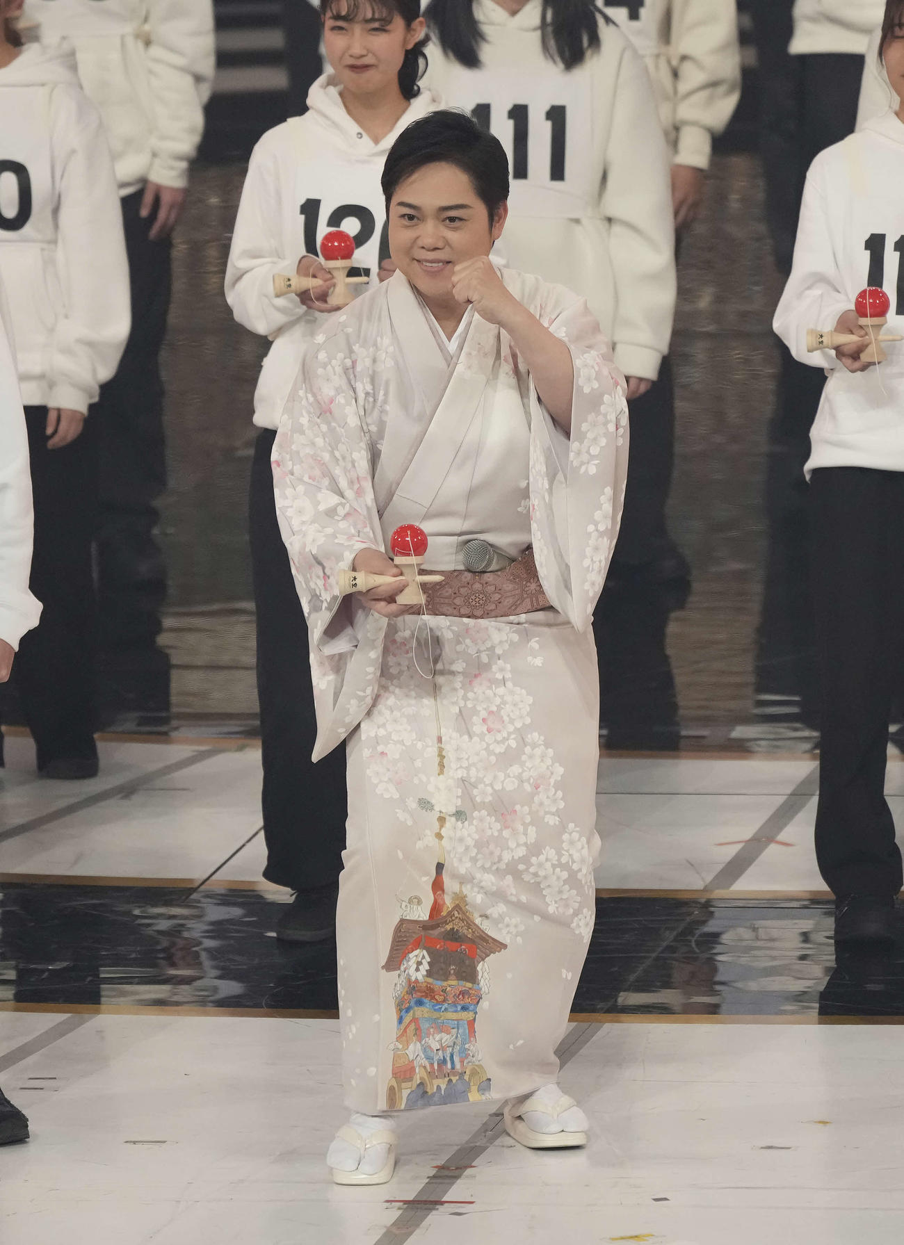 パフォーマンスする三山ひろし（撮影・小島史椰）