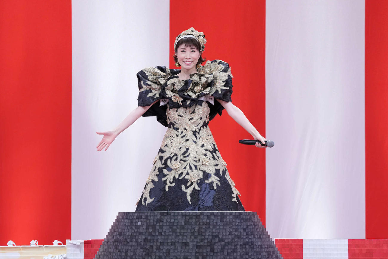 パフォーマンスする水森かおり