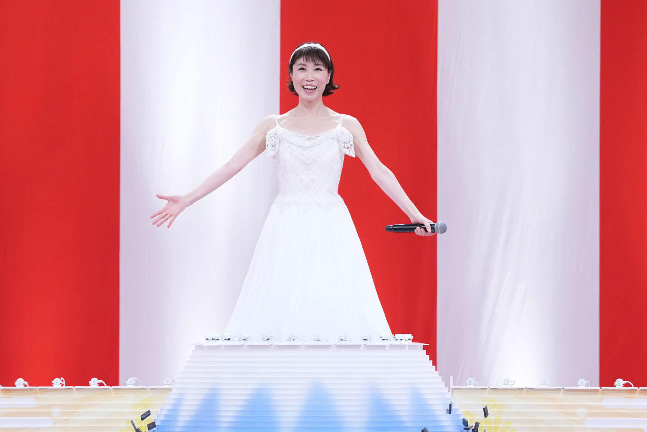 パフォーマンスする水森かおり