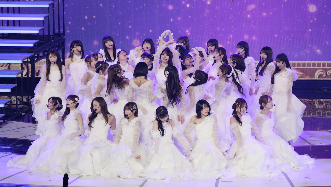 パフォーマンスする乃木坂46（撮影・小島史椰）