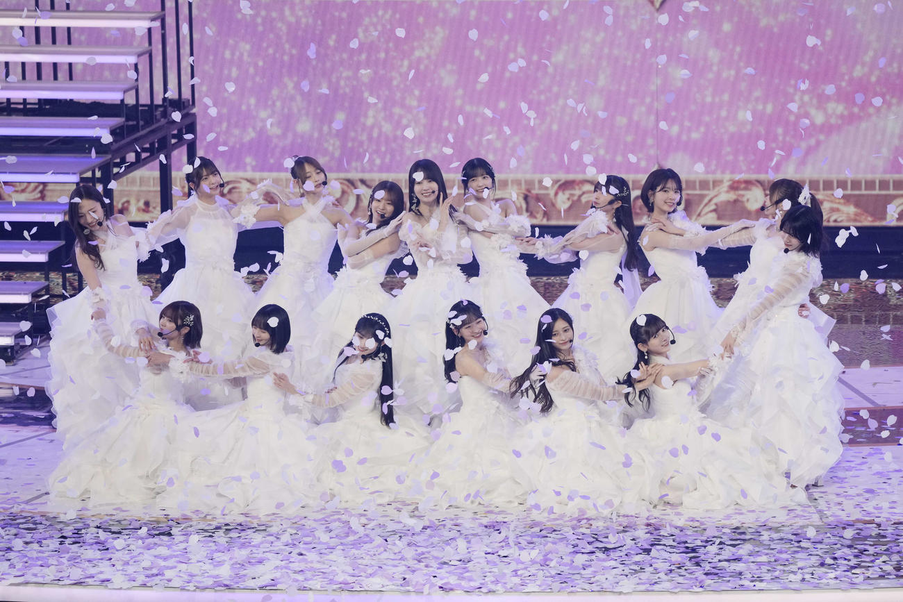パフォーマンスする乃木坂46（撮影・小島史椰）