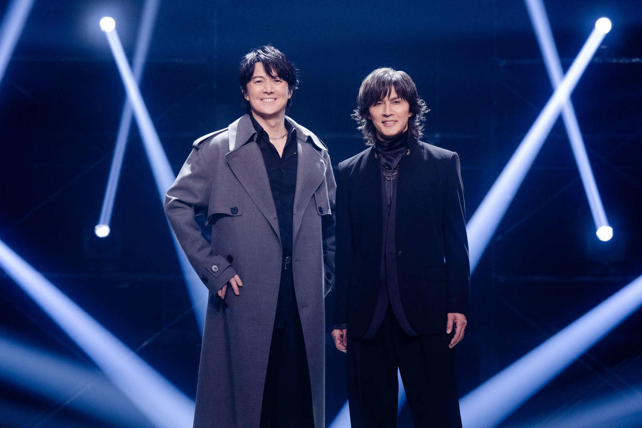 笑顔の福山雅治(左)と稲葉浩志
