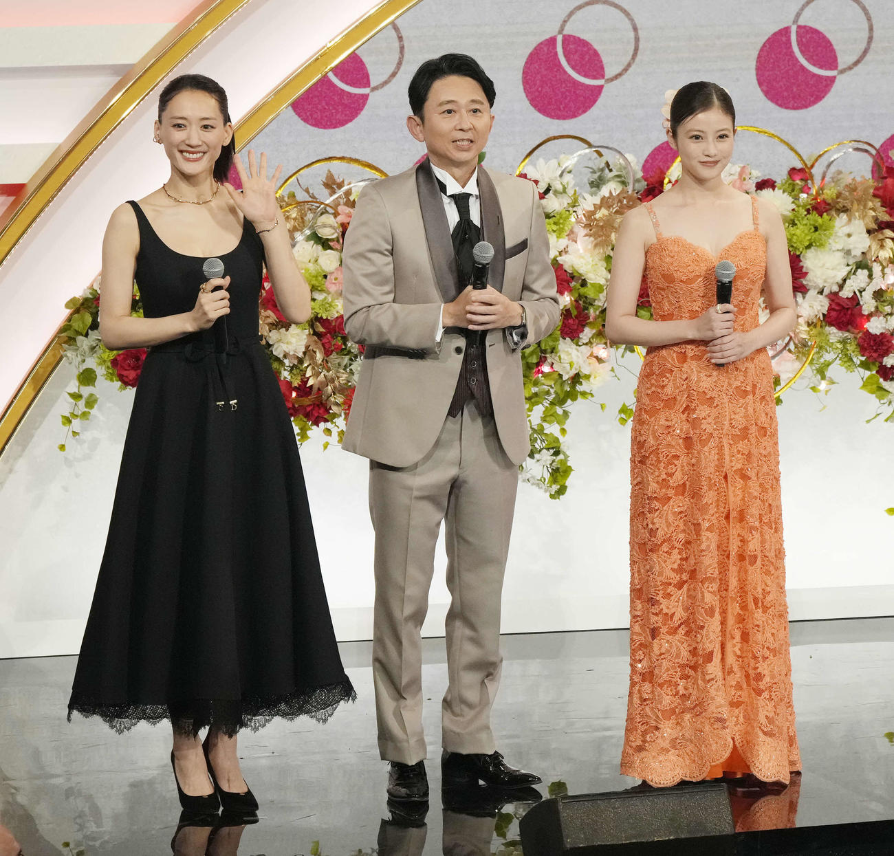 衣装替えする綾瀬はるか(左)と今田美桜。中央は有吉弘行（撮影・小島史椰）
