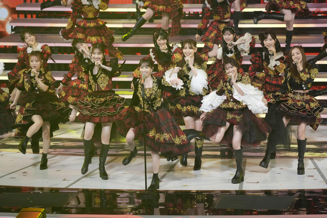 AKB48の20周年スーパーヒットメドレーを熱唱する前田敦子（中央）ら（撮影・小島史椰）