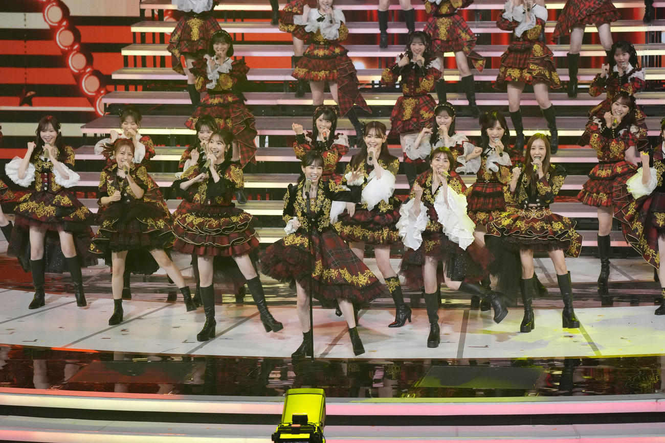 AKB48の20周年スーパーヒットメドレーを熱唱する前田敦子（中央）ら（撮影・小島史椰）