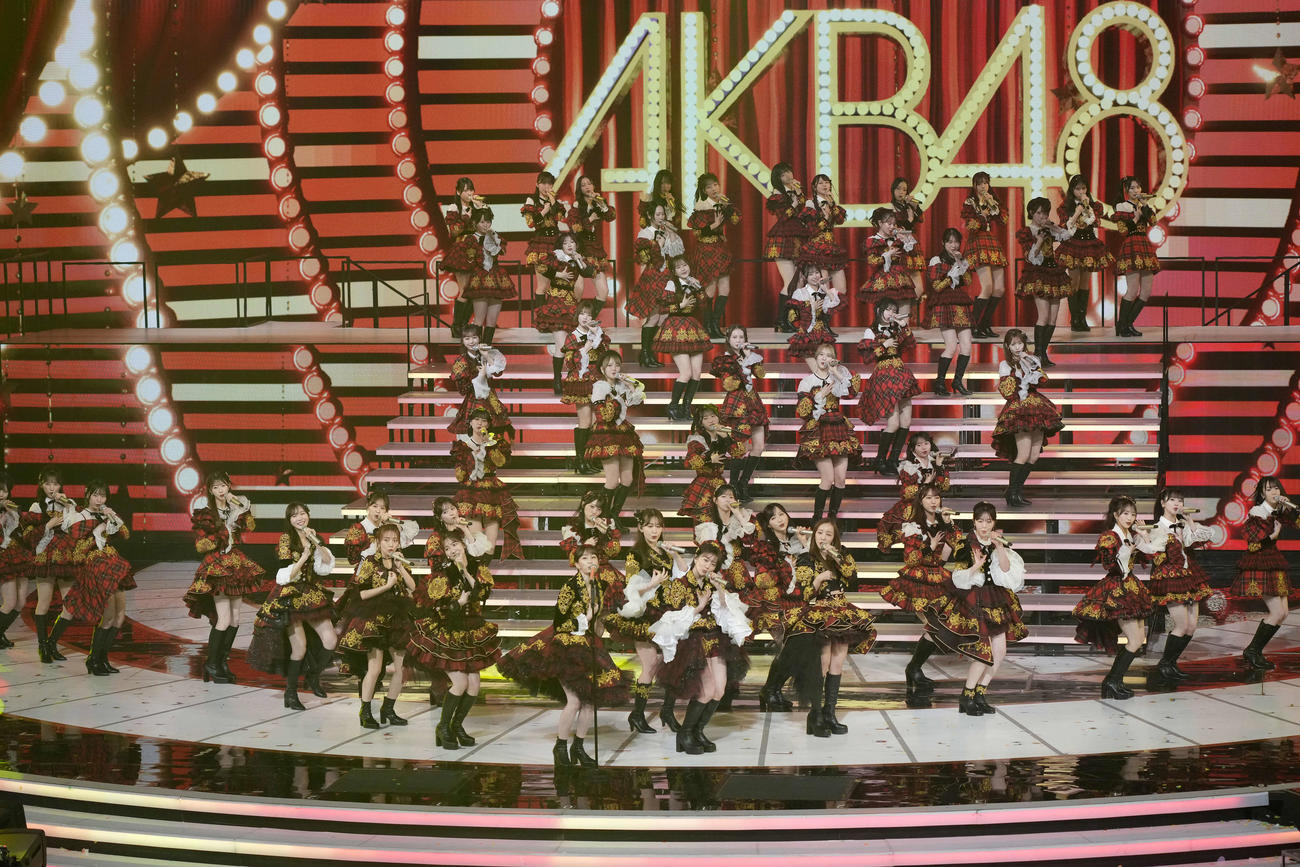 20周年スーパーヒットメドレーを熱唱するAKB48（撮影・小島史椰）