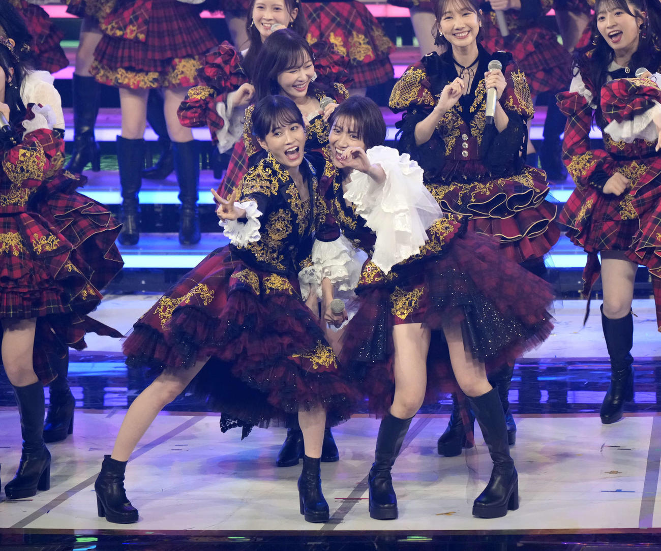 AKB48の20周年スーパーヒットメドレーを熱唱する前田敦子（左）と大島優子ら（撮影・小島史椰）